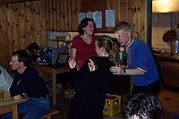Holger, Natascha und Anja fangen schon mal an zu tanzen als sich Stefan der Musik widmet. Jrn und die anderen labern noch.