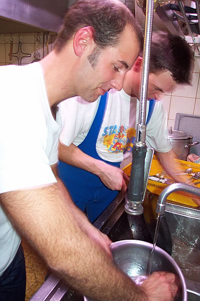 Dan und Axel splen schon mal, damit in der Kche weiter gekocht werden kann.